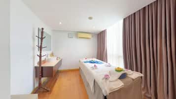 Quarto com cama, penteadeira com espelho, cabideiro de madeira e janela com cortinas.