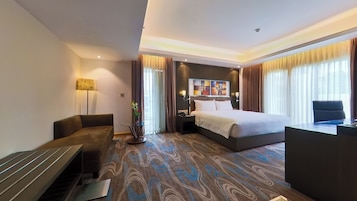 Estudio superior, 1 habitación, vistas a la ciudad | Ropa de cama de alta calidad, edredones de plumas, minibar y caja fuerte