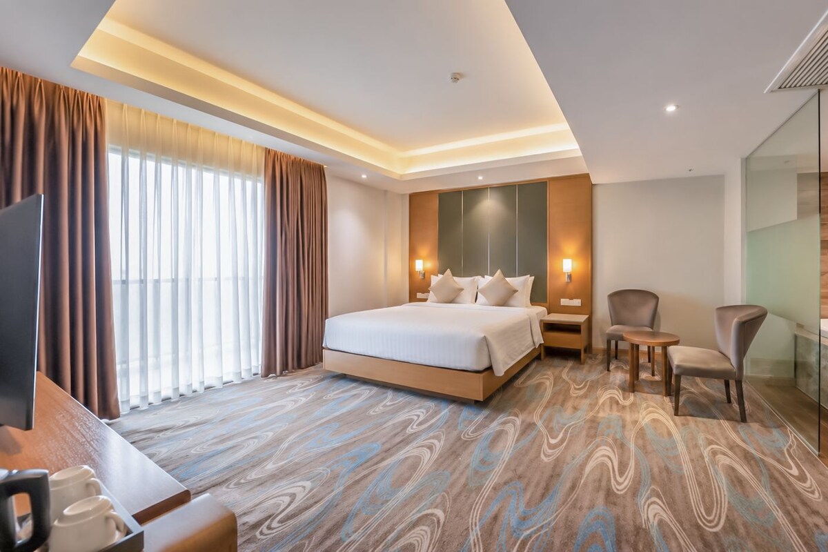 Honeymoon Suite, 1 King Bed, Accessible, City View | Premium bedding, down comforters, minibar, in-room safe