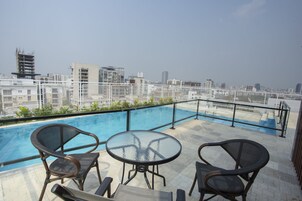 Una piscina al aire libre