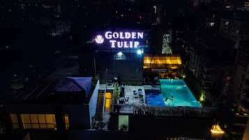 Un área de piscina en la azotea con un letrero que dice 'Golden Tulip'.