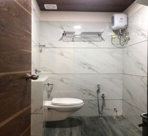 Shower, rainfall showerhead, free toiletries, bathrobes