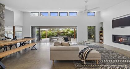 Serendipity - Pool, Gas Fireplace, BBQ, Walk to Beach and Cafes