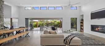 Serendipity - Pool, Gas Fireplace, BBQ, Walk to Beach and Cafes