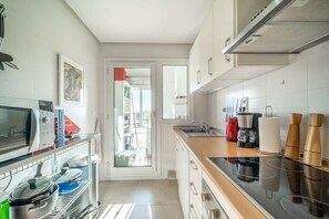 Jääkaappi, mikroaaltouuni, uuni, astianpesukone