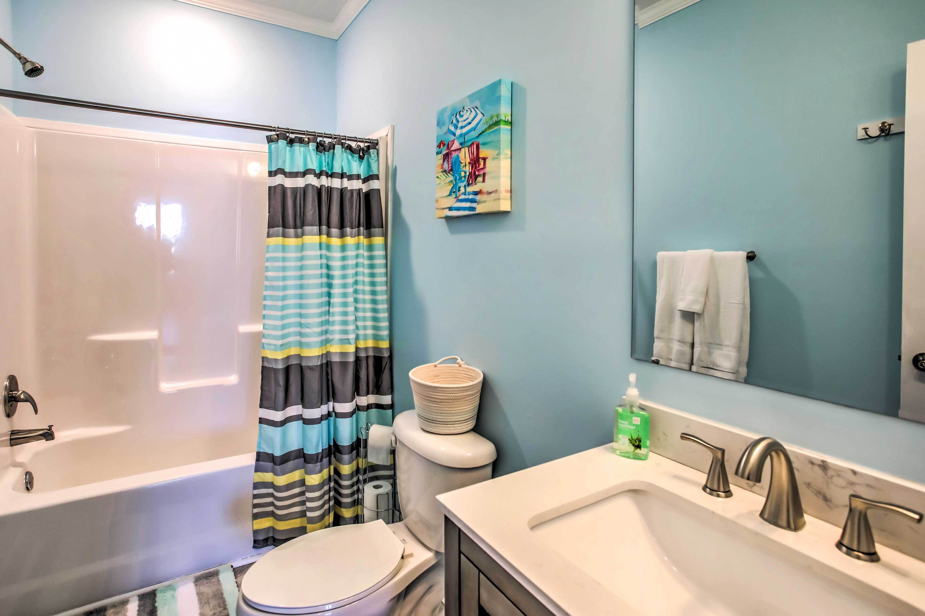Un baño con bañera, inodoro y lavamanos.