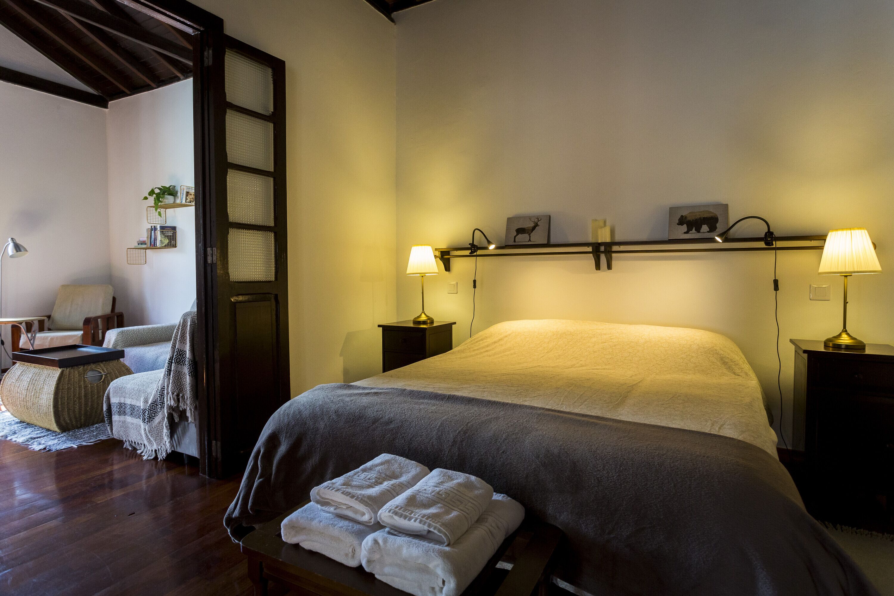 2 slaapkamers, een strijkplank/strijkijzer, gratis wifi, beddengoed