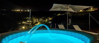 Cottage with jacuzzi, mountain views and WiFi (suitable for teleworking)