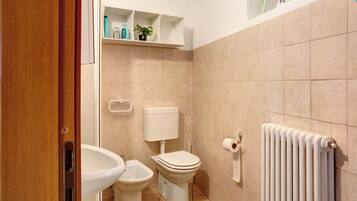 Douche, sèche-cheveux, serviettes fournies