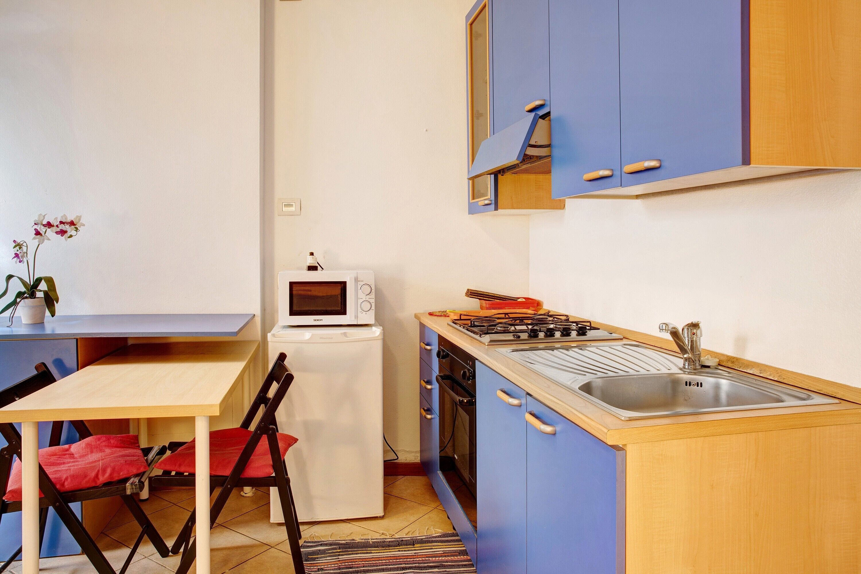 Frigorifero, forno, piano cottura, macchina per tè/caffè