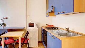 Frigorifero, forno, piano cottura, macchina per tè/caffè