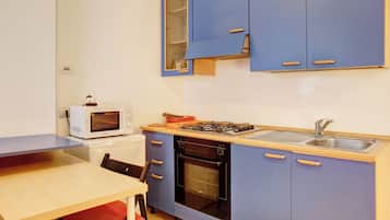 Réfrigérateur, four, plaque de cuisson, cafetière/bouilloire