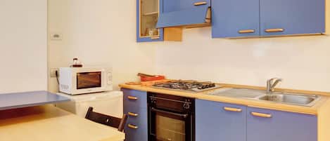 Fridge, oven, stovetop, coffee/tea maker