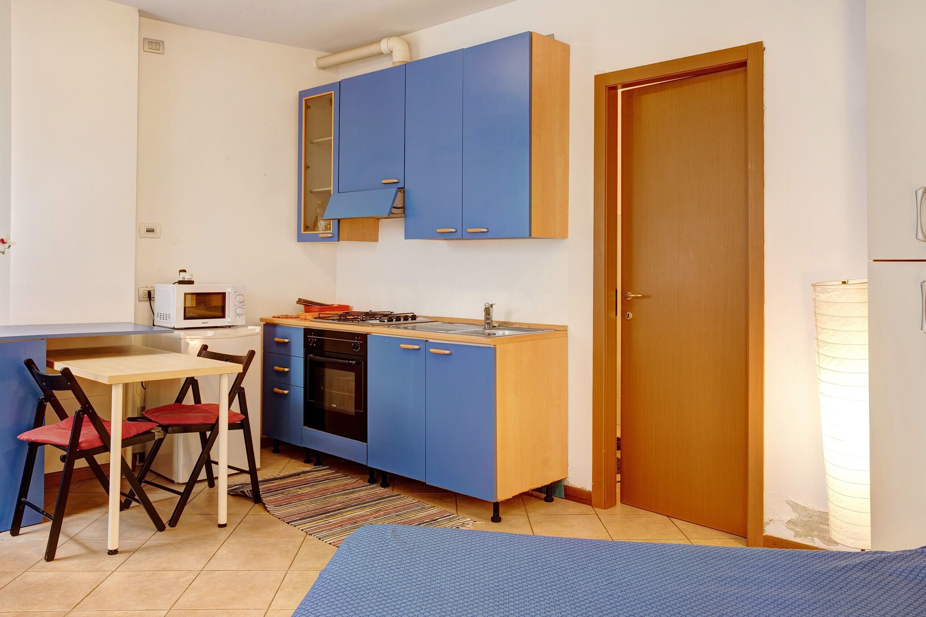 Frigorífic, forn, placa de cuina i cafetera i tetera 