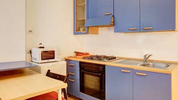 Frigorífico, horno, placa de cocina y cafetera o tetera