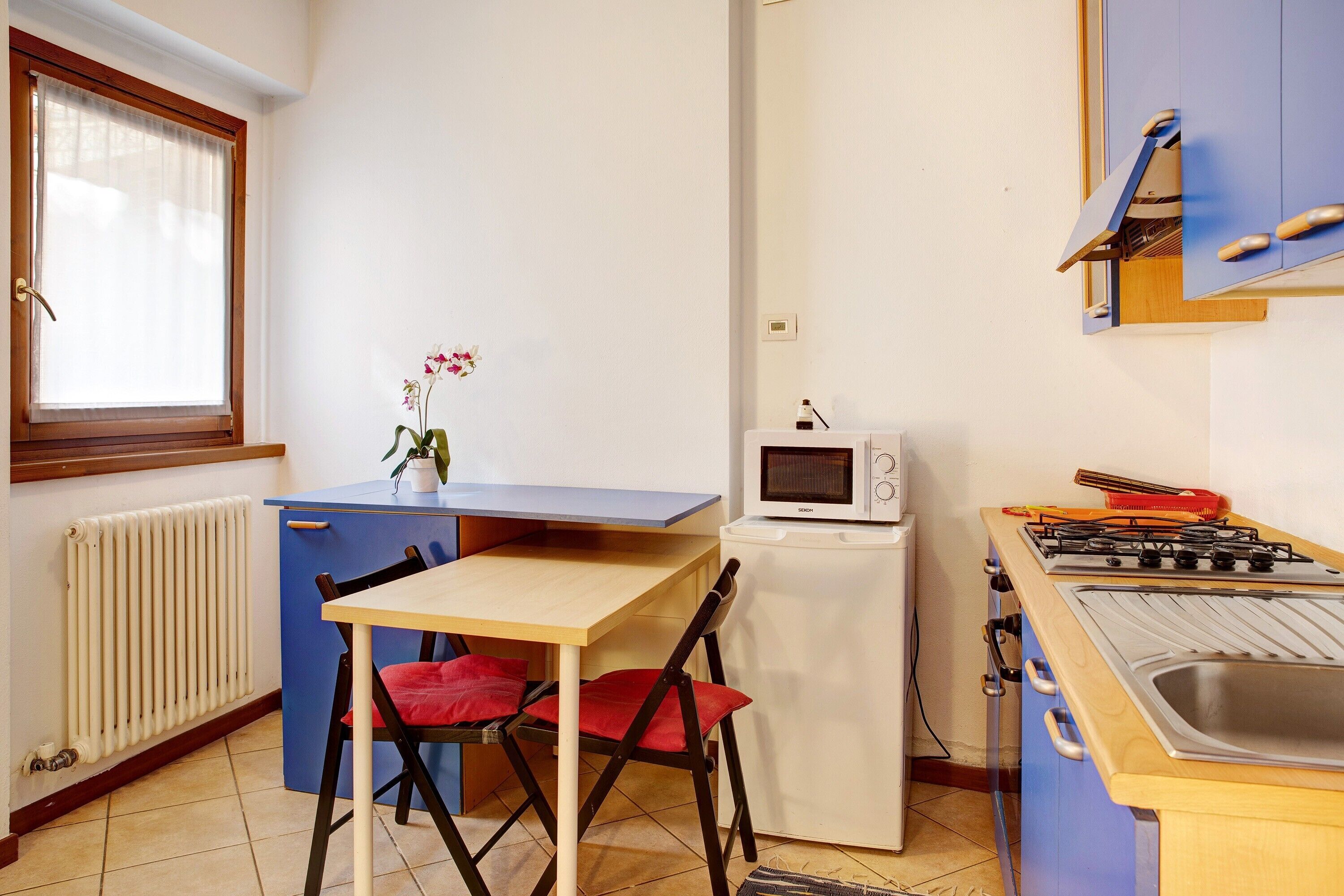 Een koelkast, een oven, een kookplaat, een koffiezetapparaat/waterkoker