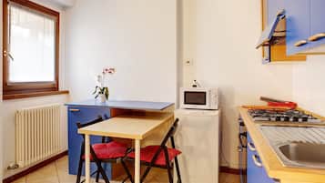 Fridge, oven, stovetop, coffee/tea maker