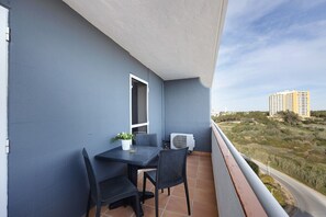 Outdoor dining - Studio Apartment 'Estúdio Vista Mar Atlântico' with Sea View, Pool & Wi-Fi (Alvor)