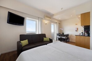 1 bedroom, iron/ironing board, free WiFi, bed sheets - Studio Apartment 'Estúdio Vista Mar Atlântico' with Sea View, Pool & Wi-Fi (Alvor)