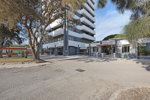 Exterior - Studio Apartment 'Estúdio Vista Mar Atlântico' with Sea View, Pool & Wi-Fi (Alvor)