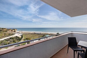 Property grounds - Studio Apartment 'Estúdio Vista Mar Atlântico' with Sea View, Pool & Wi-Fi (Alvor)