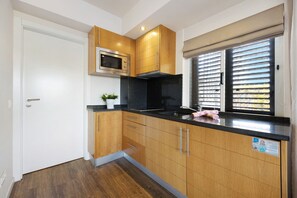 Kjøleskap, mikrobølgeovn, kokeplater og kaffetrakter/tekoker