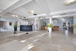 Lobby - Apartament 'T1 Atlântico' with Mountain View, Pool, Balcony & Wi-Fi (Alvor)