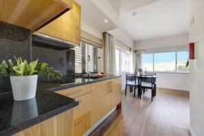 Kühlschrank, Mikrowelle, Herdplatte, Wasserkocher mit Kaffee-/Teezubehör