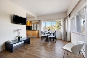 Dining - Apartament 'T1 Atlântico' with Mountain View, Pool, Balcony & Wi-Fi (Alvor)