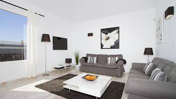 Flachbildfernseher, DVD-Player, Stereoanlage