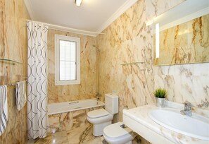 Badkar, hårtork och handdukar