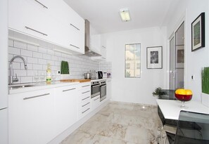 Een koelkast, een microgolfoven, een oven, een kookplaat