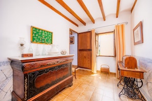 Interior - Holiday Home 'Ca Sa Padrina' with Sea View, Private Terrace and Wi-Fi (Bañalbufar)