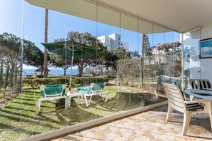 Outdoor dining - Apartment "Mi Capricho Beachfront Apt" with Wi-Fi & Shared Pool (Mijas)