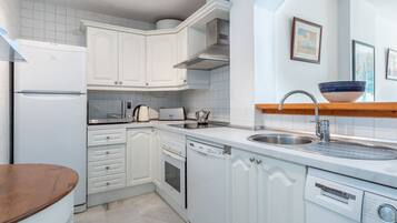 Køleskab, mikrobølgeovn, ovn, kogeplade