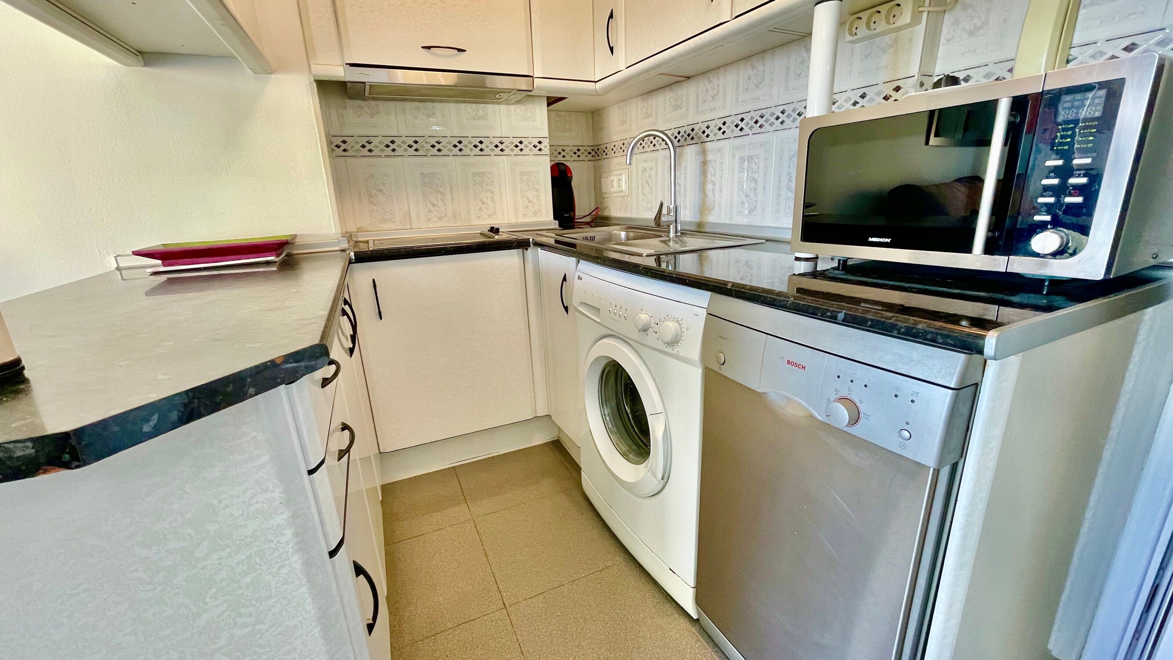 Fridge, microwave, stovetop, dishwasher