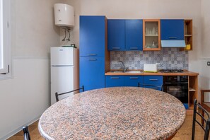 ثلاجة، فرن، موقد طهي مسطح، محمصة خبز