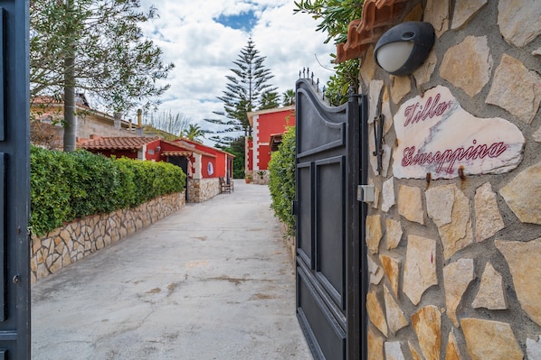 A stone wall with a sign reading 'Villa Giuseppe.'