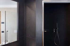 Douche, sèche-cheveux, serviettes fournies
