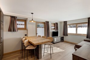 Dining - Apartment "Snow Mountain Planet Suite House" with Mountain View, Wi-Fi & Terrace (Livigno)