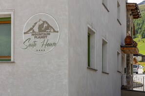 Exterior detail - Apartment "Snow Mountain Planet Suite House" with Mountain View, Wi-Fi & Terrace (Livigno)