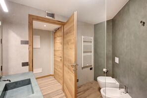 Shower, hair dryer, towels - Apartment "Snow Mountain Planet Suite House" with Mountain View, Wi-Fi & Terrace (Livigno)