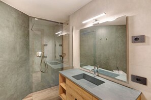 Chuveiro, secador de cabelo, toalhas de banho 