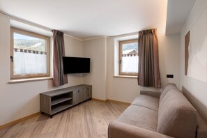 TV - Apartment 'Rock Mountain Planet Suite House' with Mountain View, Wi-Fi & Balcony (Livigno)
