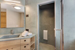 Bruser, hårtørrer, håndklæder