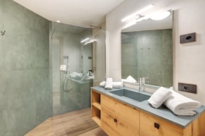Shower, hair dryer, towels - Apartment 'Sun Mountain Planet Suite House' with Mountain View, Wi-Fi & Balcony (Livigno)