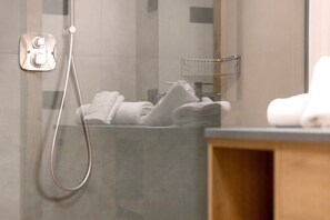 Douche, sèche-cheveux, serviettes fournies