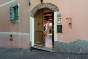 Exterior detail - Bed and Breakfast 'Gocce Di Cristallo' with Sea View, Wi-Fi and Air Conditioning (Varazze)