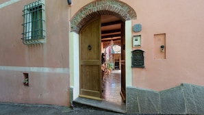 A doorway leading into a building with a tiled floor and a wooden door. - Bed and Breakfast 'Gocce Di Cristallo' with Sea View, Wi-Fi and Air Conditioning (Varazze)