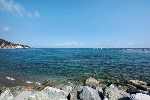 Beach nearby - Bed and Breakfast 'Gocce Di Cristallo' with Sea View, Wi-Fi and Air Conditioning (Varazze)